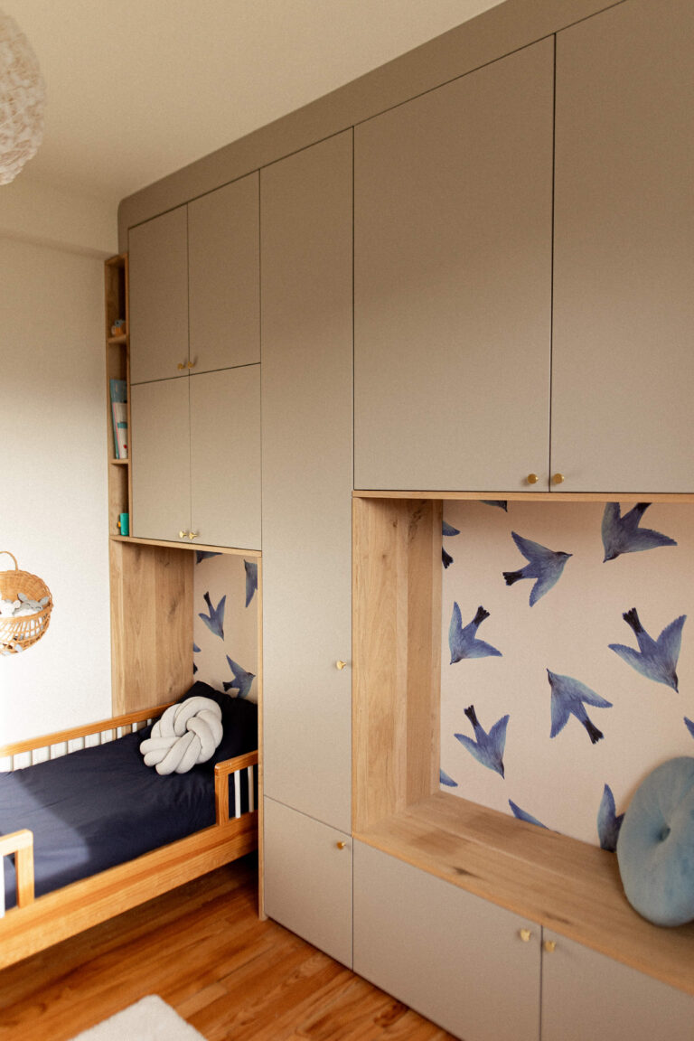 chambre d'enfant avec papier peint oiseaux bleus et meuble sur-mesure