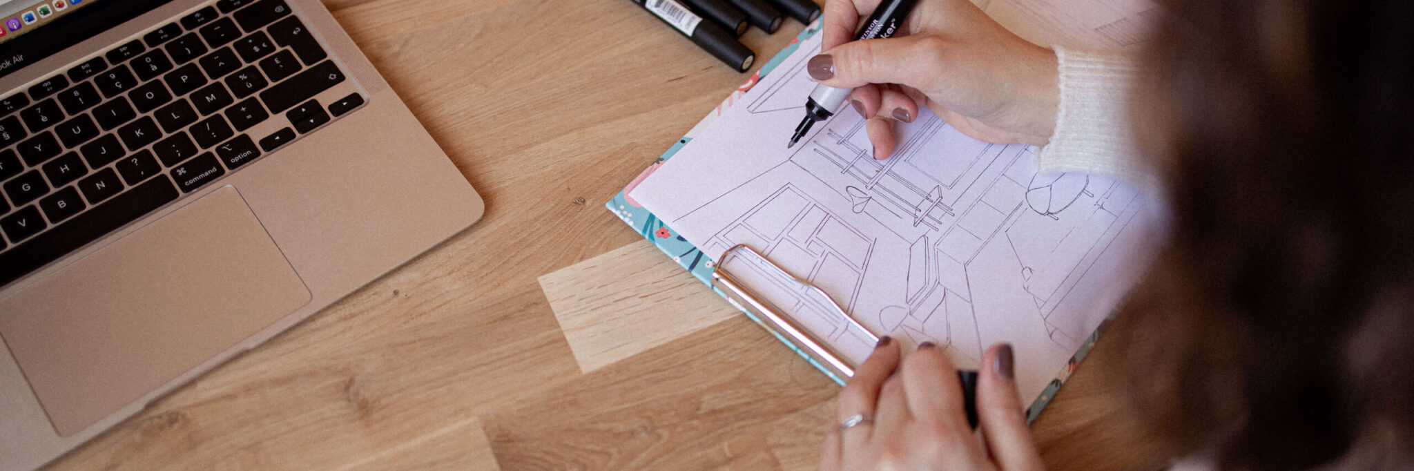 une personne dessine un croquis à main levée