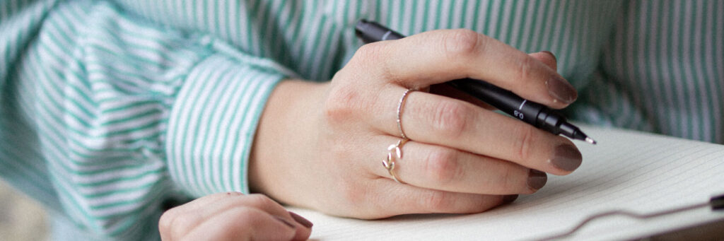 prise de note de la décoratrice sur un bloc notes