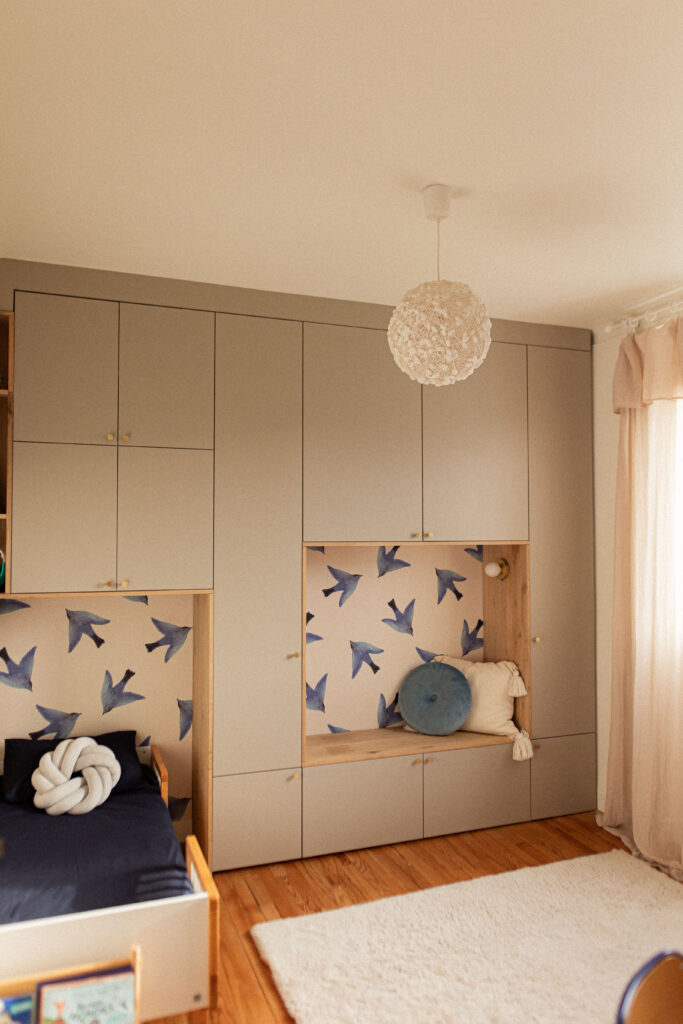 chambre d'enfant avec meuble sur-mesure et papier peint oiseaux bleus