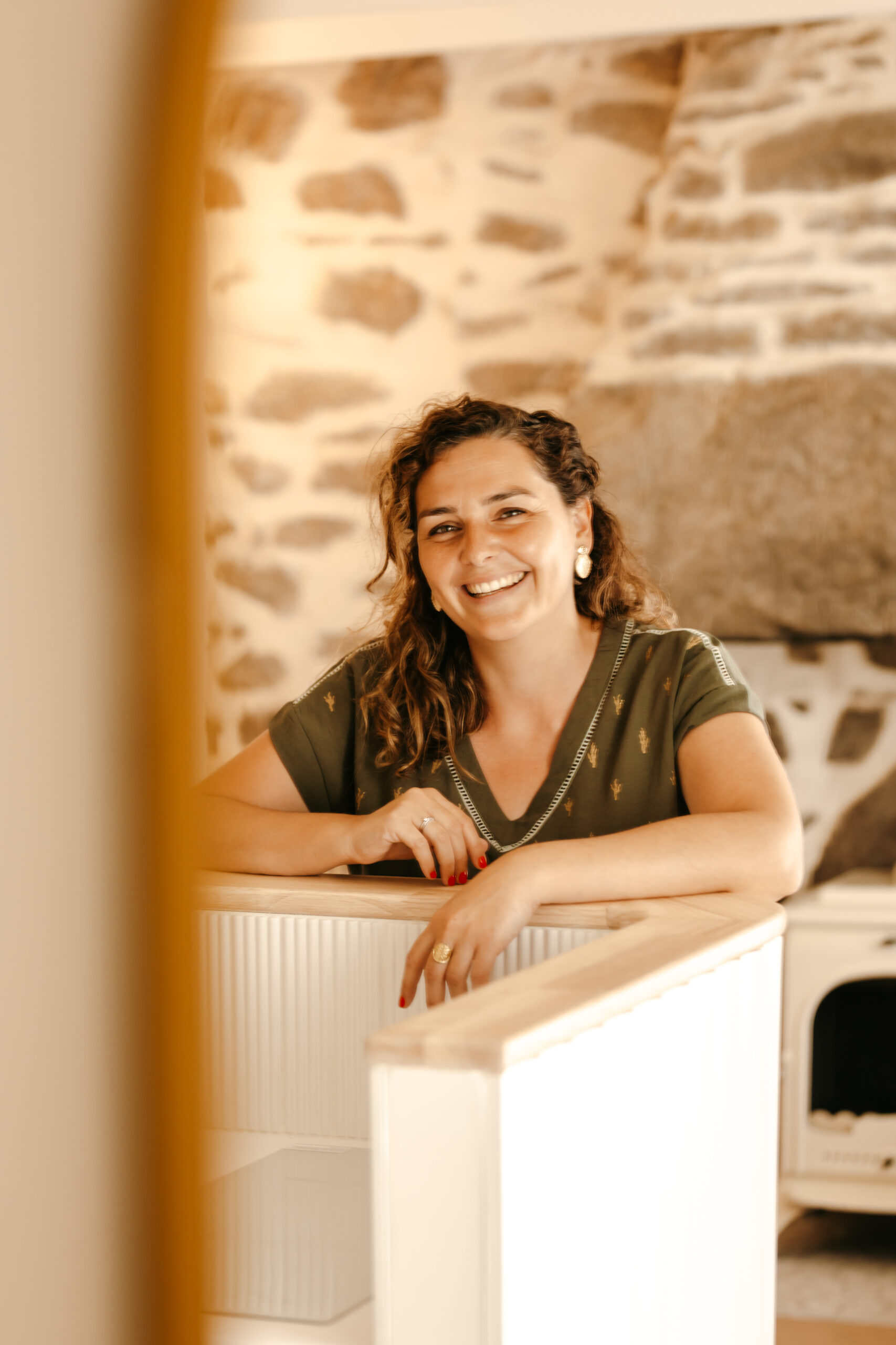 Maison Rivage Mélanie Bourt portrait de la décoratrice d'intérieur dans une maison qu'elle a redécorée