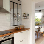 cuisine avec carrelage métro et verrière