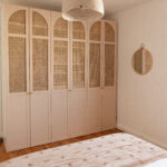 portes de dressing en cannage aux formes courbes teinte rose