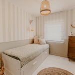 chambre d'enfant papier peint rayures parquet blanchi