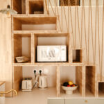 escalier aménagé et intégré à la cuisine rambarde en cordage