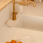 crédence de cuisine cannelée avec son évier et mitigeur vintage en or