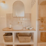 salle d'eau méditéranéenne carrelage zellige vasque terrazzo