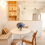 espace banquette avec mur de séparation de cuisine recouvert d'un revêtement texturé