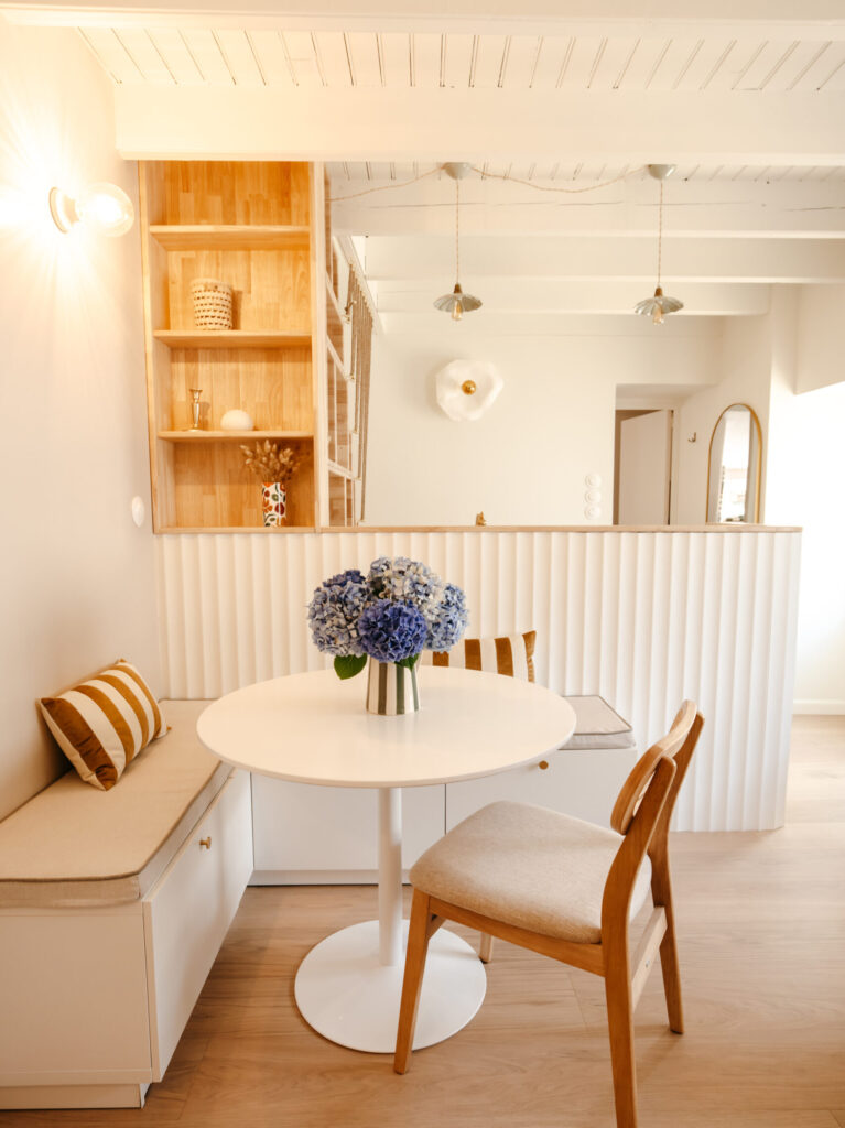 espace banquette avec mur de séparation de cuisine recouvert d'un revêtement texturé